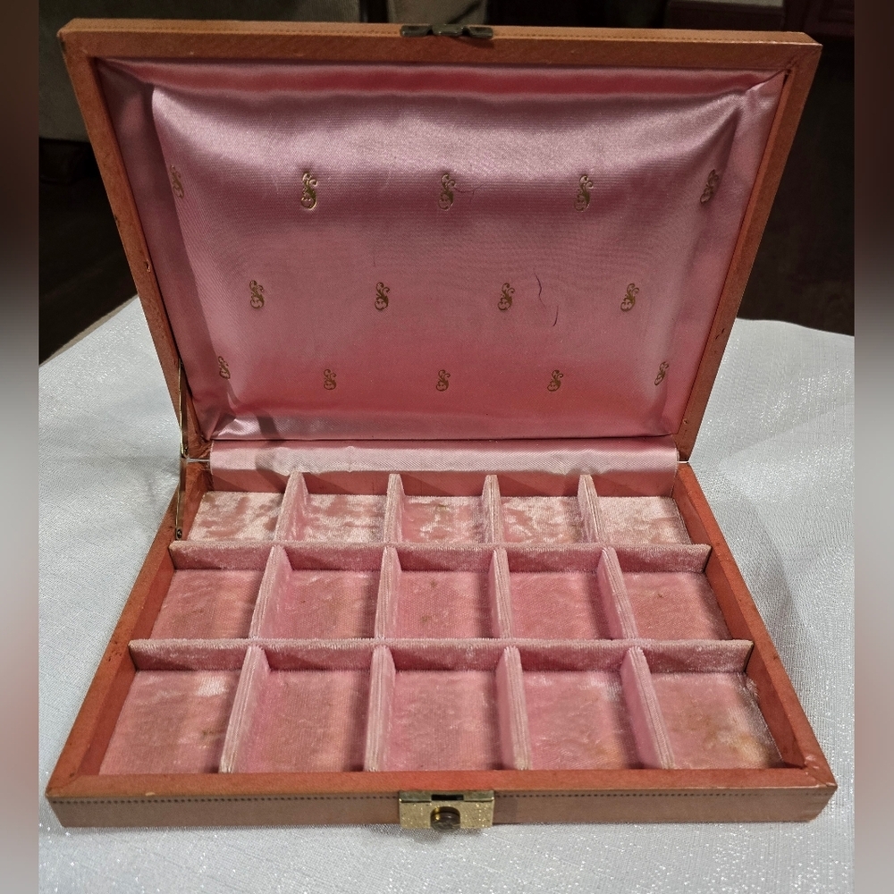 Vintage Mele MCM Salmon Pink Vinyl Exterior Jewelry Box - Picture 3 of 15